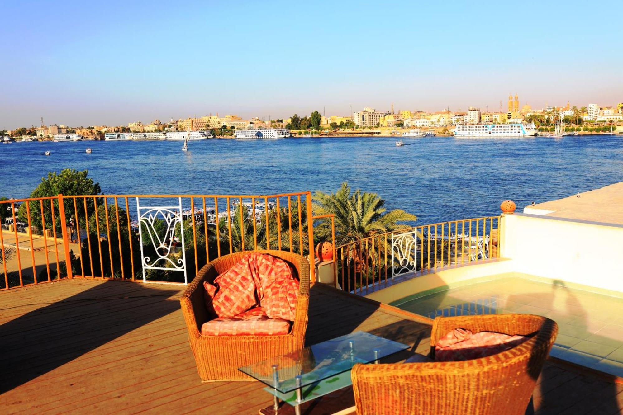 Spring Hotel Luxor Esterno foto