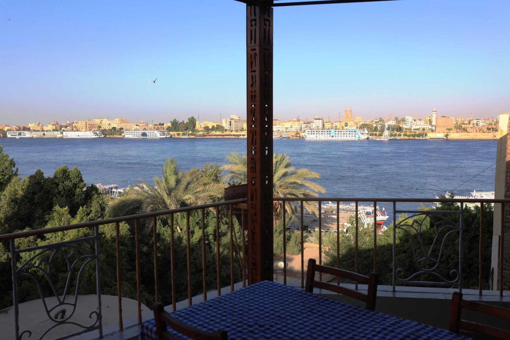 Spring Hotel Luxor Esterno foto